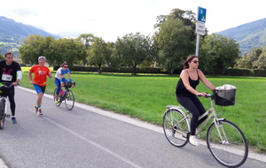 Je vais la rattraper et monter sur son porte bagage.